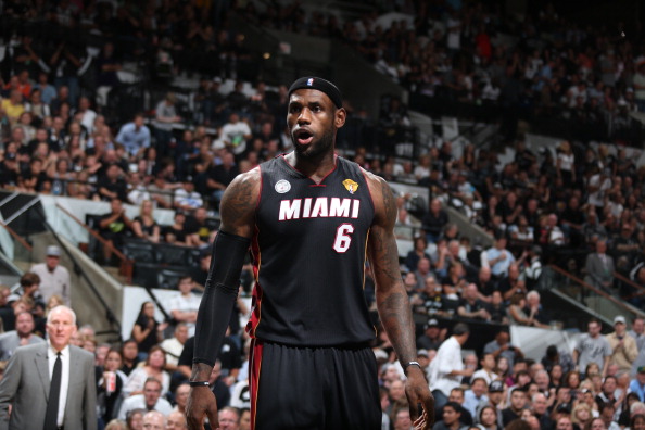 英超积分榜：曼城只差枪手2分 切尔西掉队埃弗顿坐火箭（英超榜单更新：曼城距阿森纳仅2分，切尔西掉队，埃弗顿飙升）