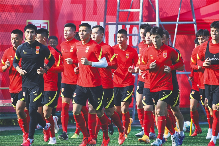 出其不意！加兰不看人妙传阿伦篮下背扣（意想不到！加兰不看人神助攻，阿伦篮下反扣得手）