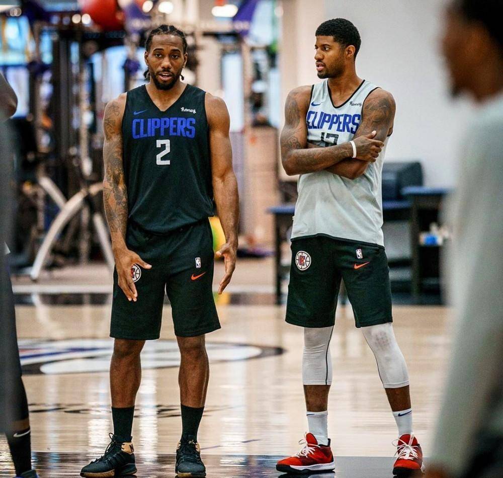 广东大胜广州：萨姆纳首秀伤退徐昕6中6 奎因29+6+7+5+6三分（广东轻取广州：萨姆纳首秀伤退，徐昕6投6中，奎因29分6板7助5抢断命中6记三分）