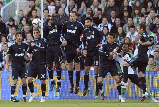 孤军奋战！皇马主帅阿隆索遭遇最严峻考验，11名球员缺阵或成致命打击（单枪匹马！皇马主帅阿隆索迎来最严酷考验，11将缺席恐成致命打击）