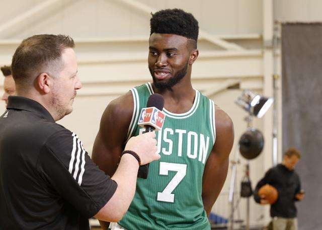 76人更新伤病报告：马克西对阵步行者降级为出战成疑（76人最新伤情：马克西战步行者被列为出战成疑）